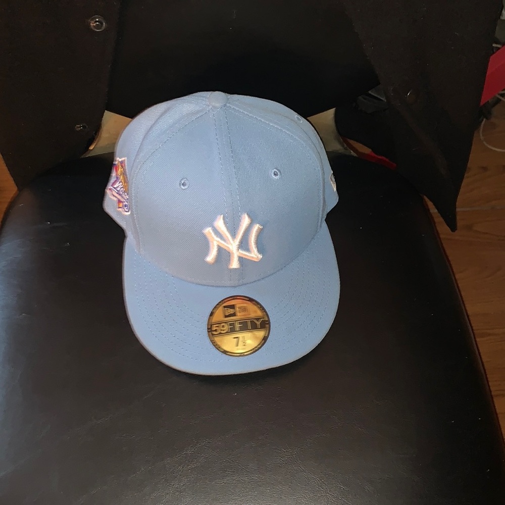 Selling a hat in very good condition any questions feel free to ask 😊